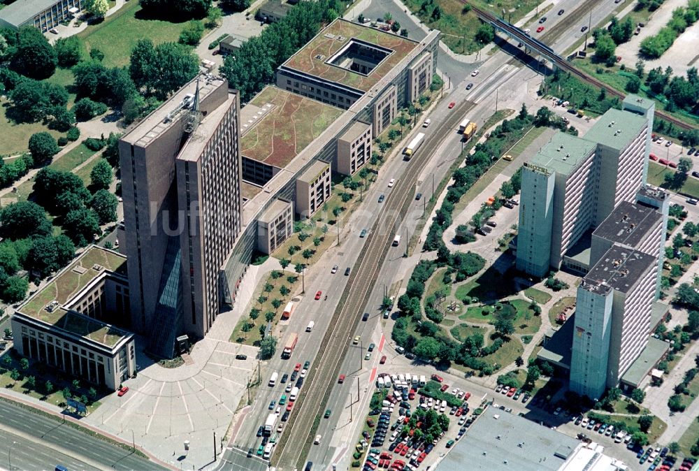 Berlin Hohenschönhausen aus der Vogelperspektive: Bürogebäude - Neubau Hochhaus Pyramide an der Rhinstraße Ecke Landsberger Allee in Berlin Hohenschönhausen