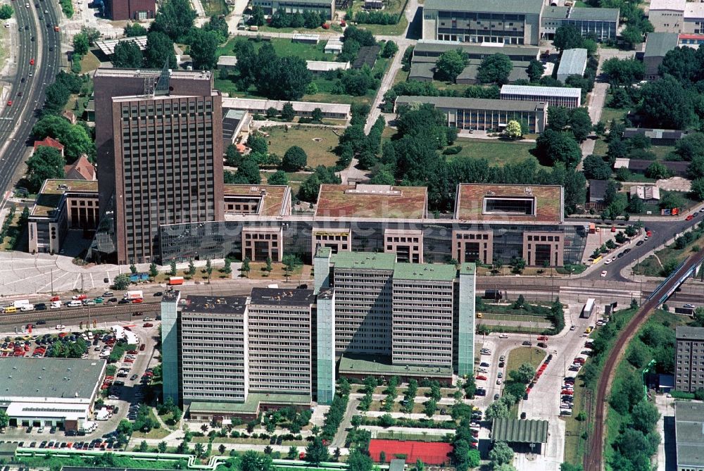 Luftbild Berlin Hohenschönhausen - Bürogebäude - Neubau Hochhaus Pyramide an der Rhinstraße Ecke Landsberger Allee in Berlin Hohenschönhausen