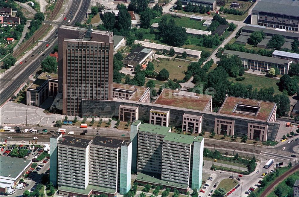 Luftaufnahme Berlin Hohenschönhausen - Bürogebäude - Neubau Hochhaus Pyramide an der Rhinstraße Ecke Landsberger Allee in Berlin Hohenschönhausen