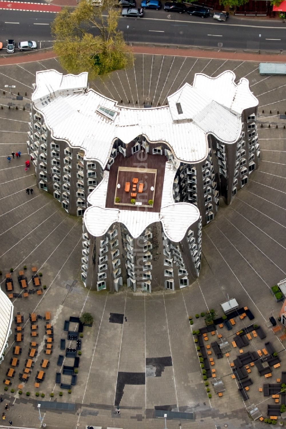 Luftaufnahme Düsseldorf - Bürogebäude Neuer Zollhof Nr. 2 im Gebäudeensemble Neuer Zollhof im Medienhafen in Düsseldorf im Bundesland Nordrhein-Westfalen