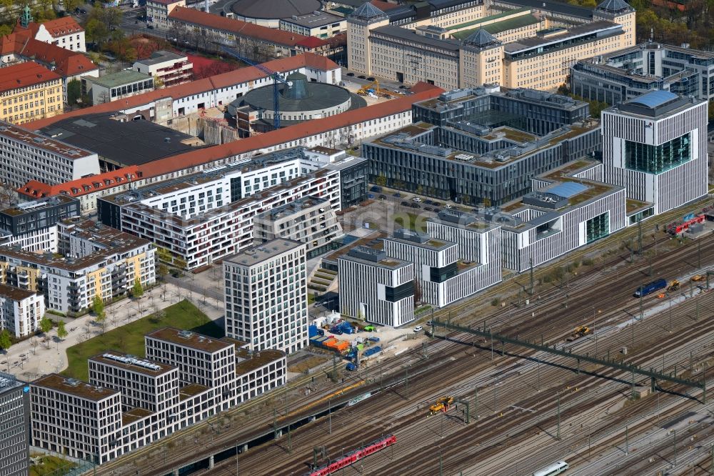 München von oben - Bürogebäude Skygarden im Stadtteil Maxvorstadt in München im Bundesland Bayern, Deutschland