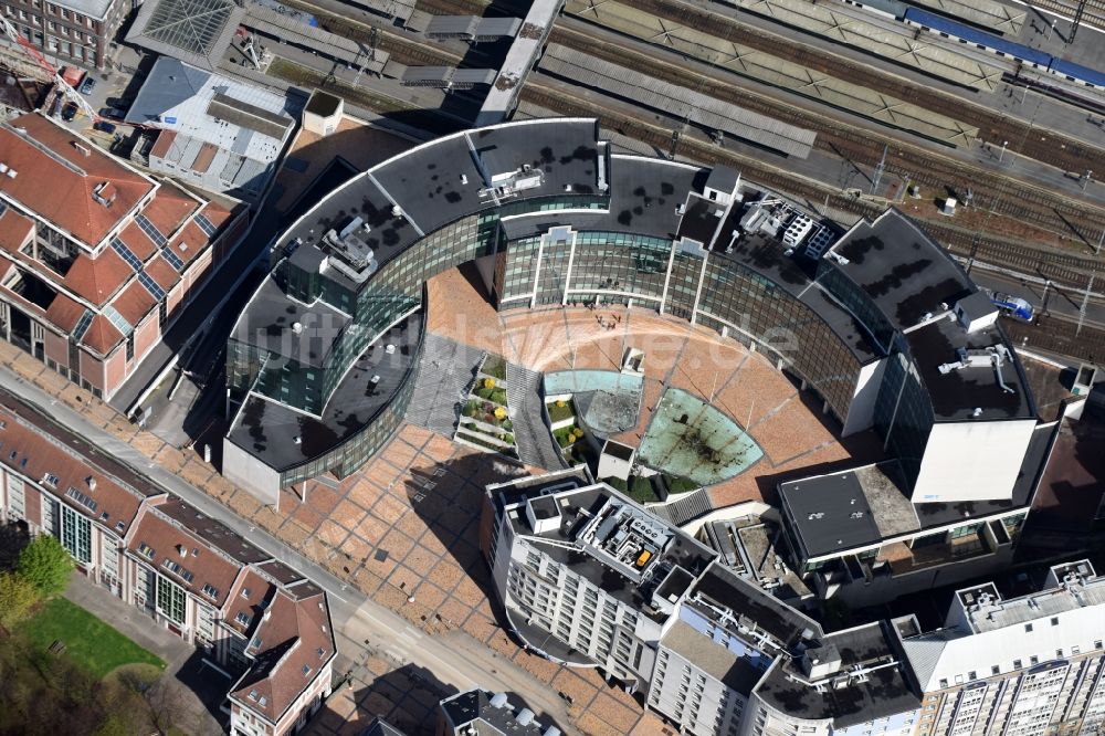 Lille aus der Vogelperspektive: Bürogebäude der Sozialversicherungsstelle La Caisse du Régime Social des Indépendants (RSI) an der Rue de Tournai in Lille in Nord-Pas-de-Calais Picardie, Frankreich