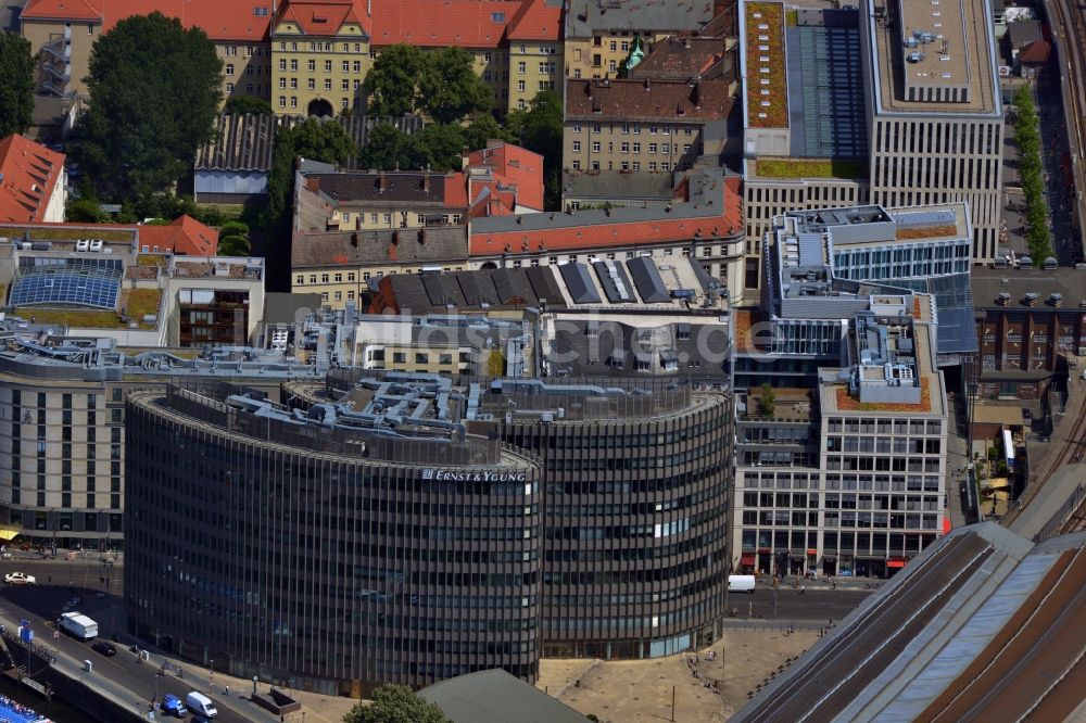 Luftaufnahme Berlin Mitte - Bürogebäude Spreedreieck am Bahnhof Friedrichstraße in Berlin Mitte