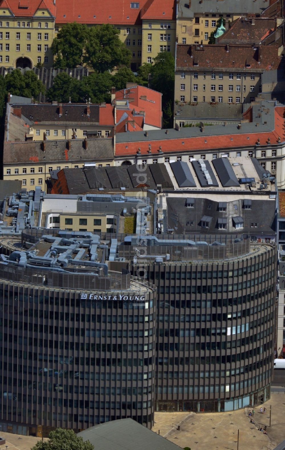 Berlin Mitte von oben - Bürogebäude Spreedreieck am Bahnhof Friedrichstraße in Berlin Mitte