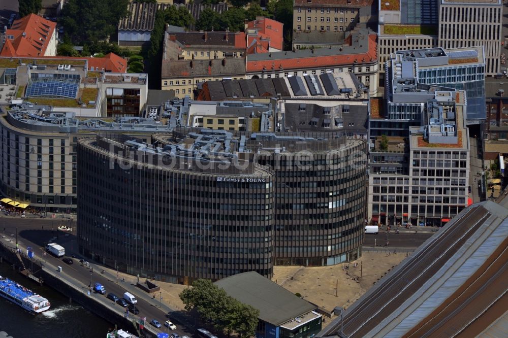 Berlin Mitte aus der Vogelperspektive: Bürogebäude Spreedreieck am Bahnhof Friedrichstraße in Berlin Mitte