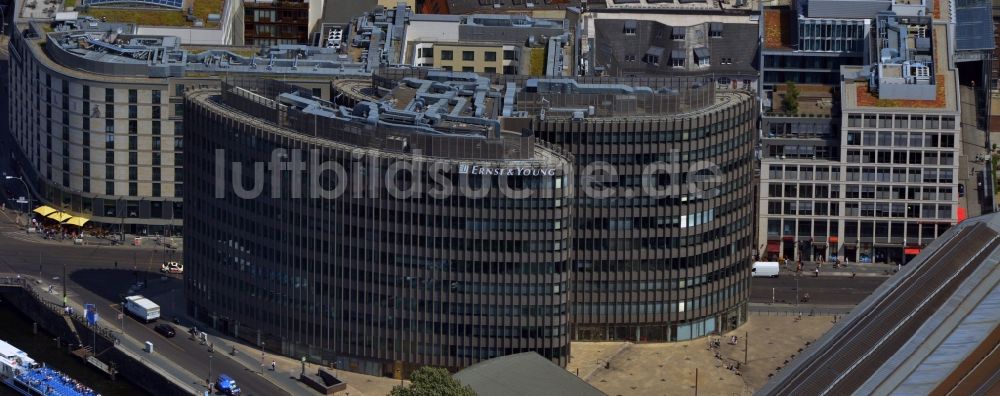 Luftbild Berlin Mitte - Bürogebäude Spreedreieck am Bahnhof Friedrichstraße in Berlin Mitte