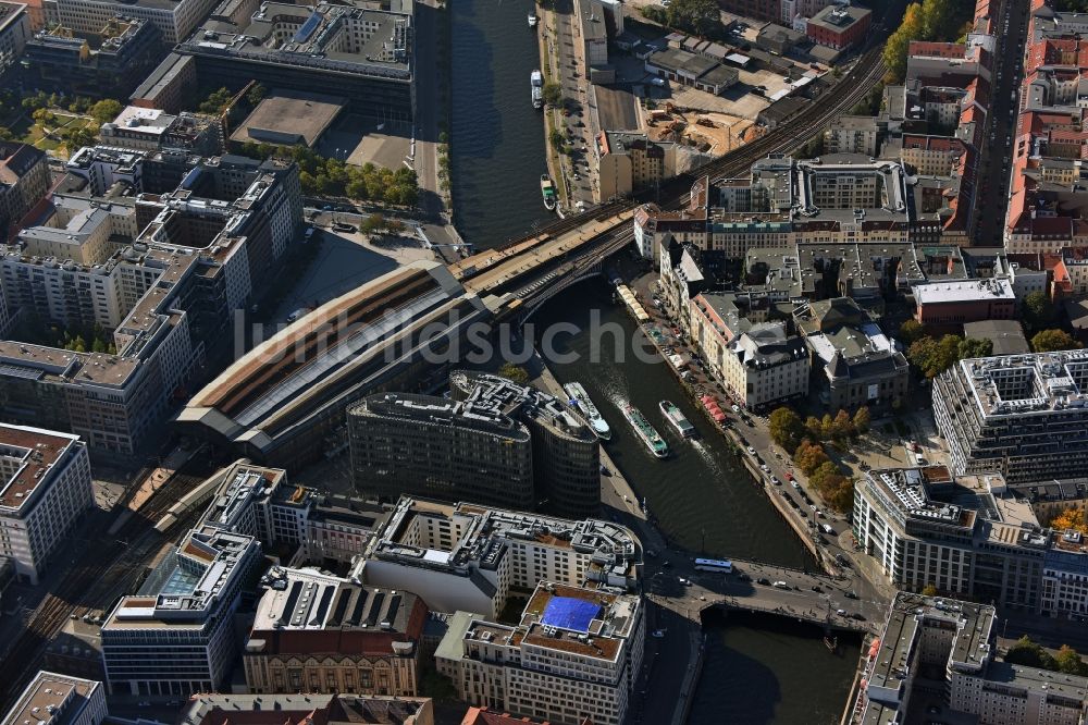 Luftbild Berlin - Bürogebäude Spreedreieck am Bahnhof Friedrichstraße in Berlin Mitte