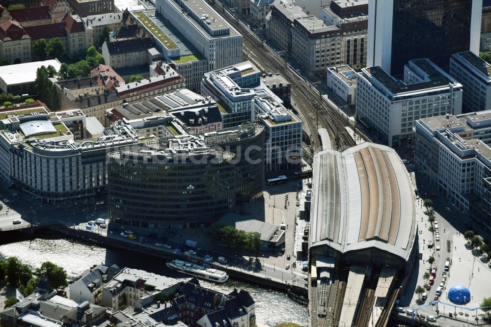 Berlin aus der Vogelperspektive: Bürogebäude Spreedreieck am Bahnhof Friedrichstraße in Berlin Mitte