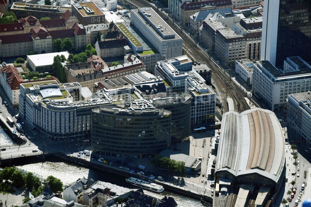 Luftbild Berlin - Bürogebäude Spreedreieck am Bahnhof Friedrichstraße in Berlin Mitte