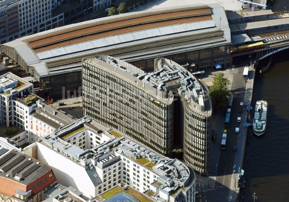 Berlin aus der Vogelperspektive: Bürogebäude Spreedreieck am Bahnhof Friedrichstraße in Berlin Mitte