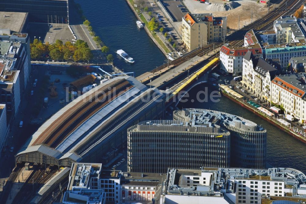 Luftbild Berlin - Bürogebäude Spreedreieck am Bahnhof Friedrichstraße in Berlin Mitte