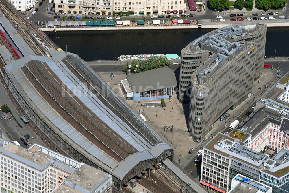 Berlin aus der Vogelperspektive: Bürogebäude Spreedreieck am Bahnhof Friedrichstraße in Berlin Mitte