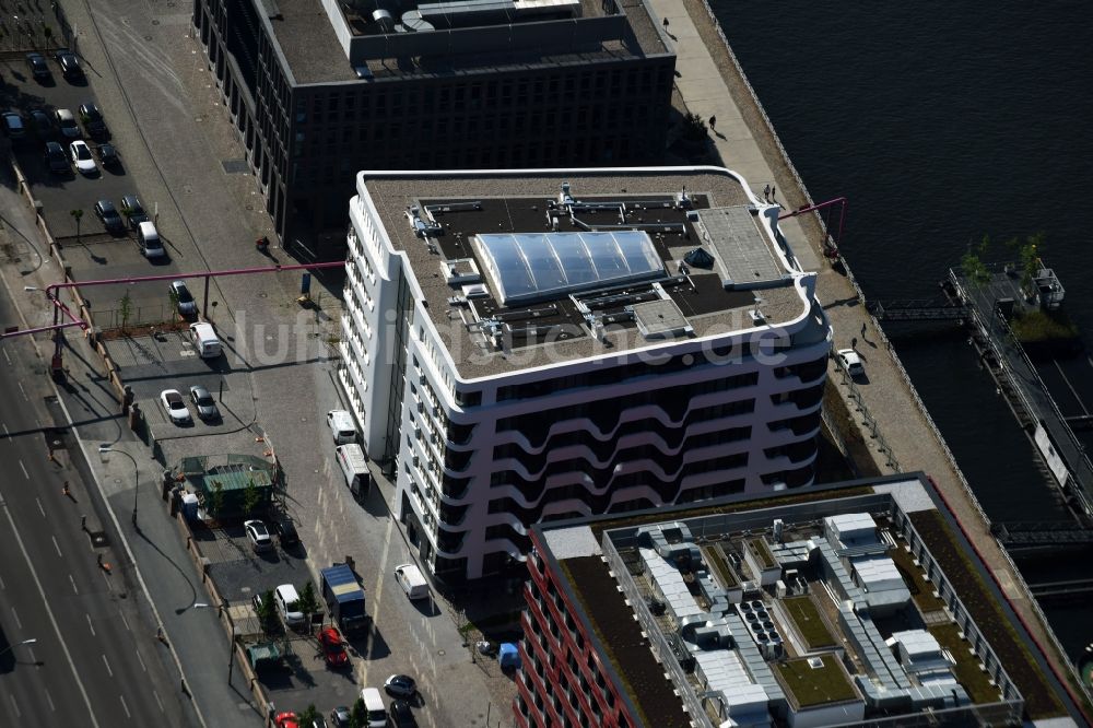 Luftbild Berlin - Bürogebäude in der Stralauer Allee in Berlin