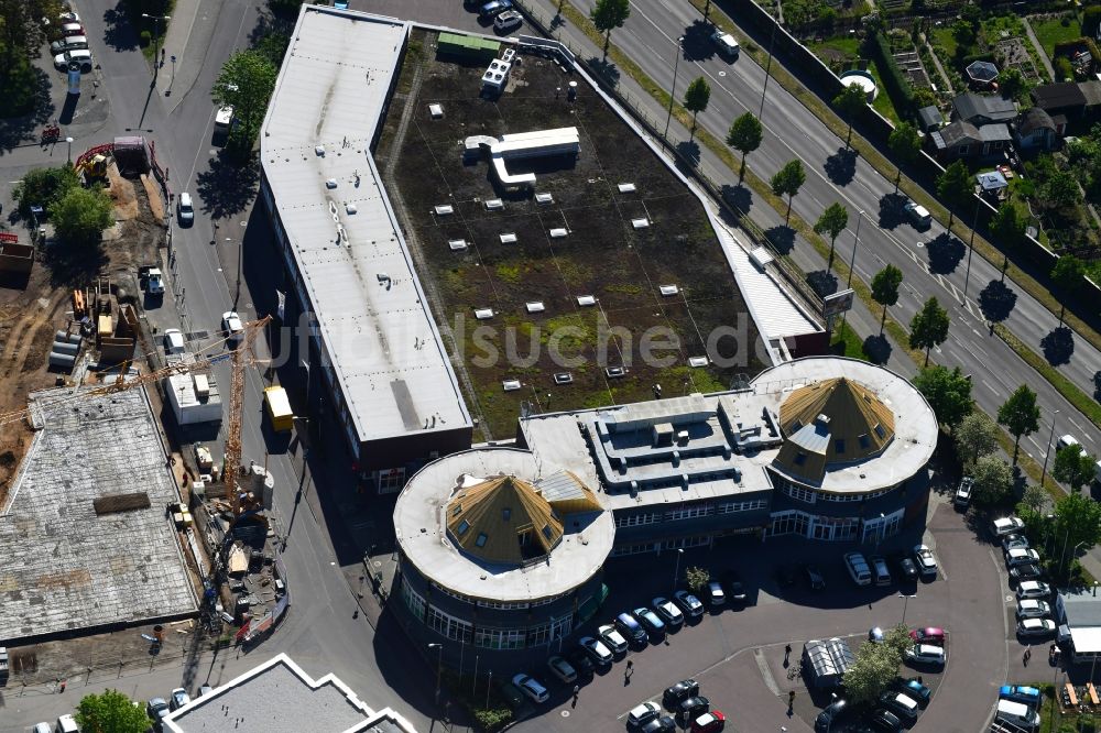 Leipzig von oben - Bürogebäude und Supermarkt in Leipzig im Bundesland Sachsen, Deutschland