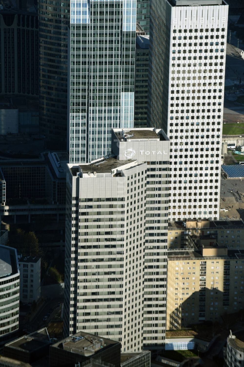 Paris von oben - Bürogebäude von Total im Hochhaus- und Geschäfts- Viertel La Defense in Paris in Ile-de-France, Frankreich