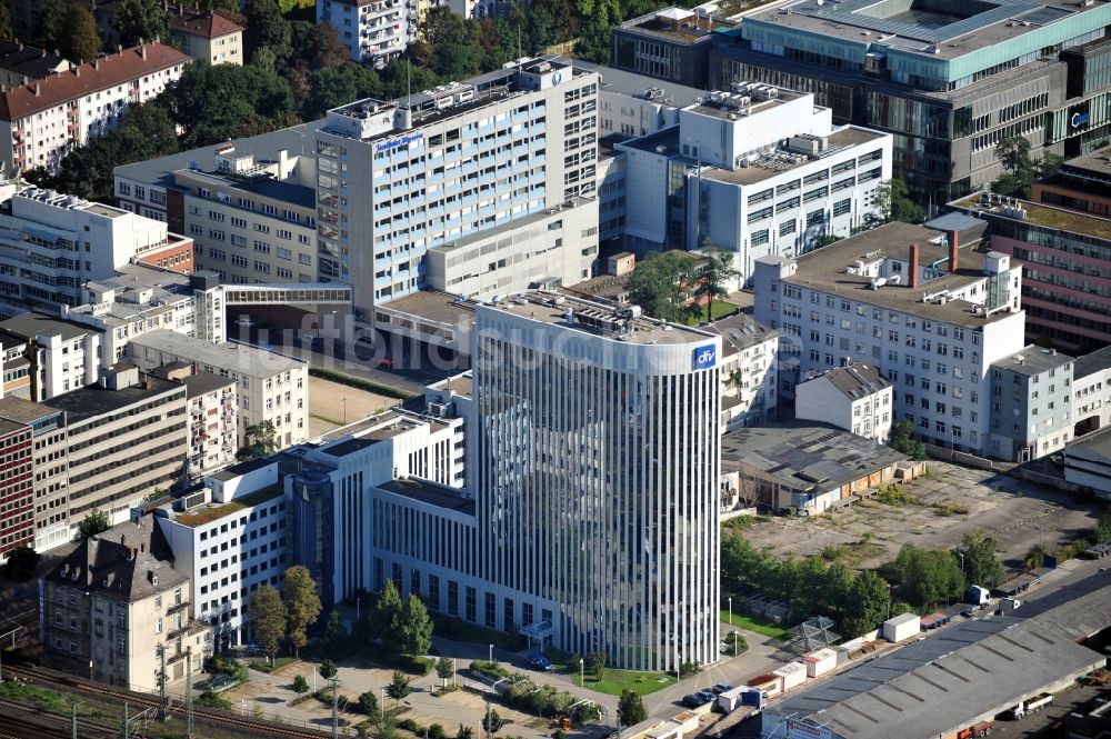 Frankfurt am Main aus der Vogelperspektive: Bürogebäude Verlagsgruppe Deutscher Fachverlag dfv in Frankfurt am Main in Hessen