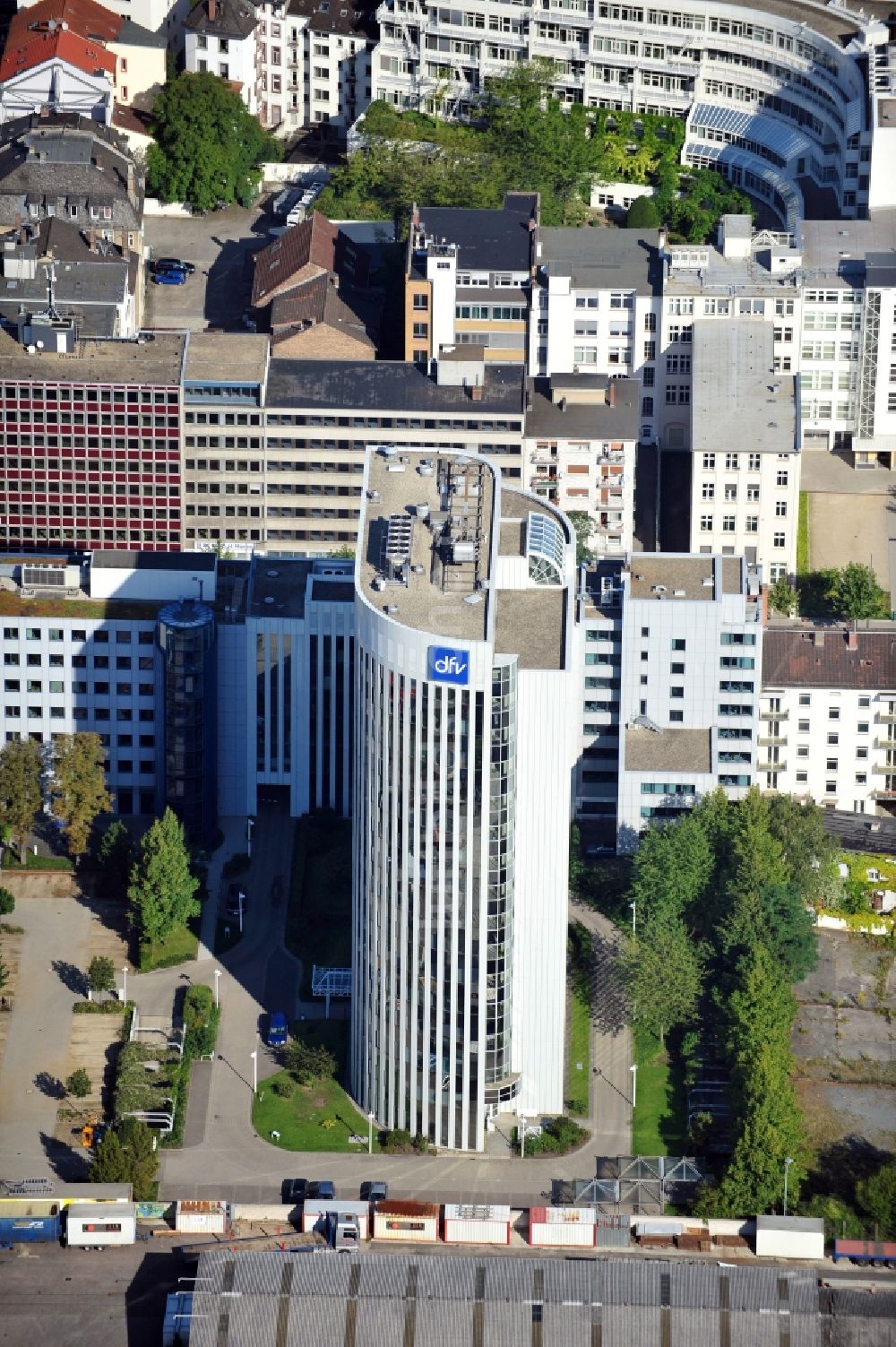 Luftaufnahme Frankfurt am Main - Bürogebäude Verlagsgruppe Deutscher Fachverlag dfv in Frankfurt am Main in Hessen