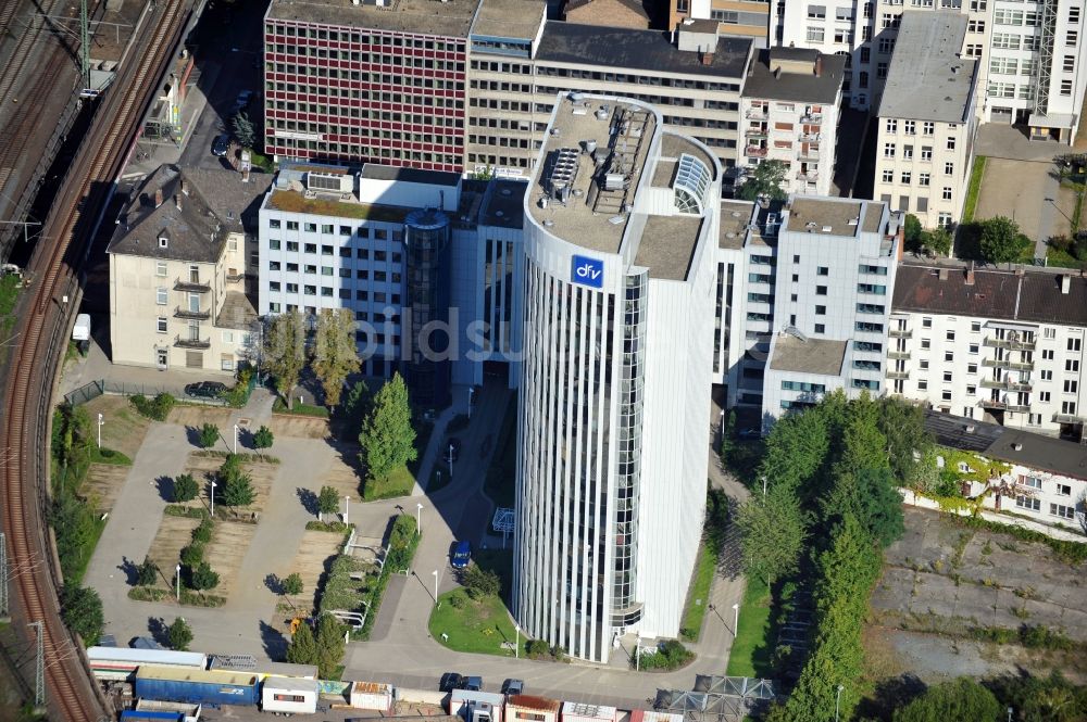 Frankfurt am Main von oben - Bürogebäude Verlagsgruppe Deutscher Fachverlag dfv in Frankfurt am Main in Hessen