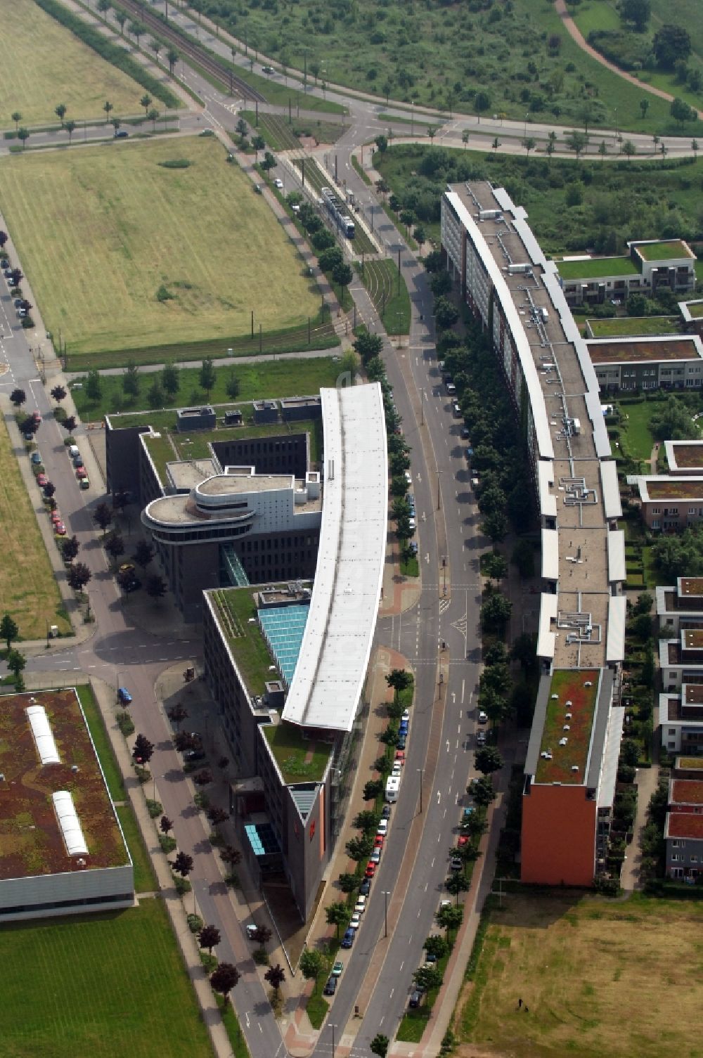 Dresden von oben - Bürogebäude und Wohnhaus in Dresden-Mickten in Sachsen