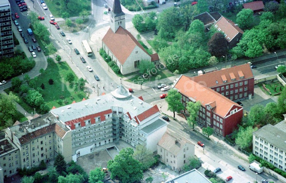 Luftaufnahme Berlin - Lichtenberg - Bürohaus Alfred-Kowalke-Str / Str. am Tierpark in Berlin-Lichtenberg.