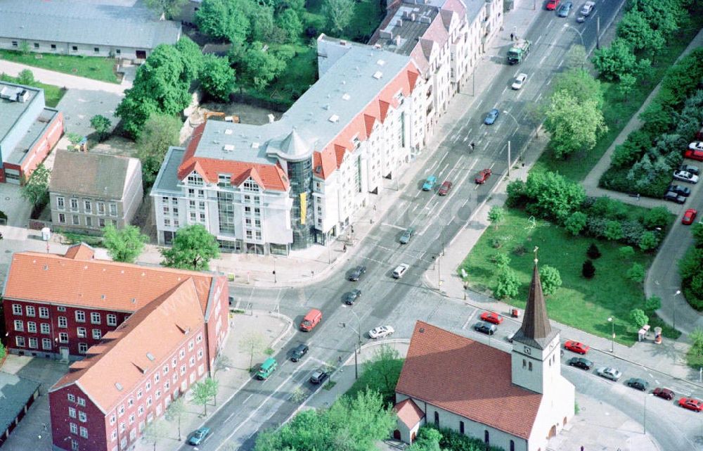 Berlin - Lichtenberg aus der Vogelperspektive: Bürohaus Alfred-Kowalke-Str / Str. am Tierpark in Berlin-Lichtenberg.