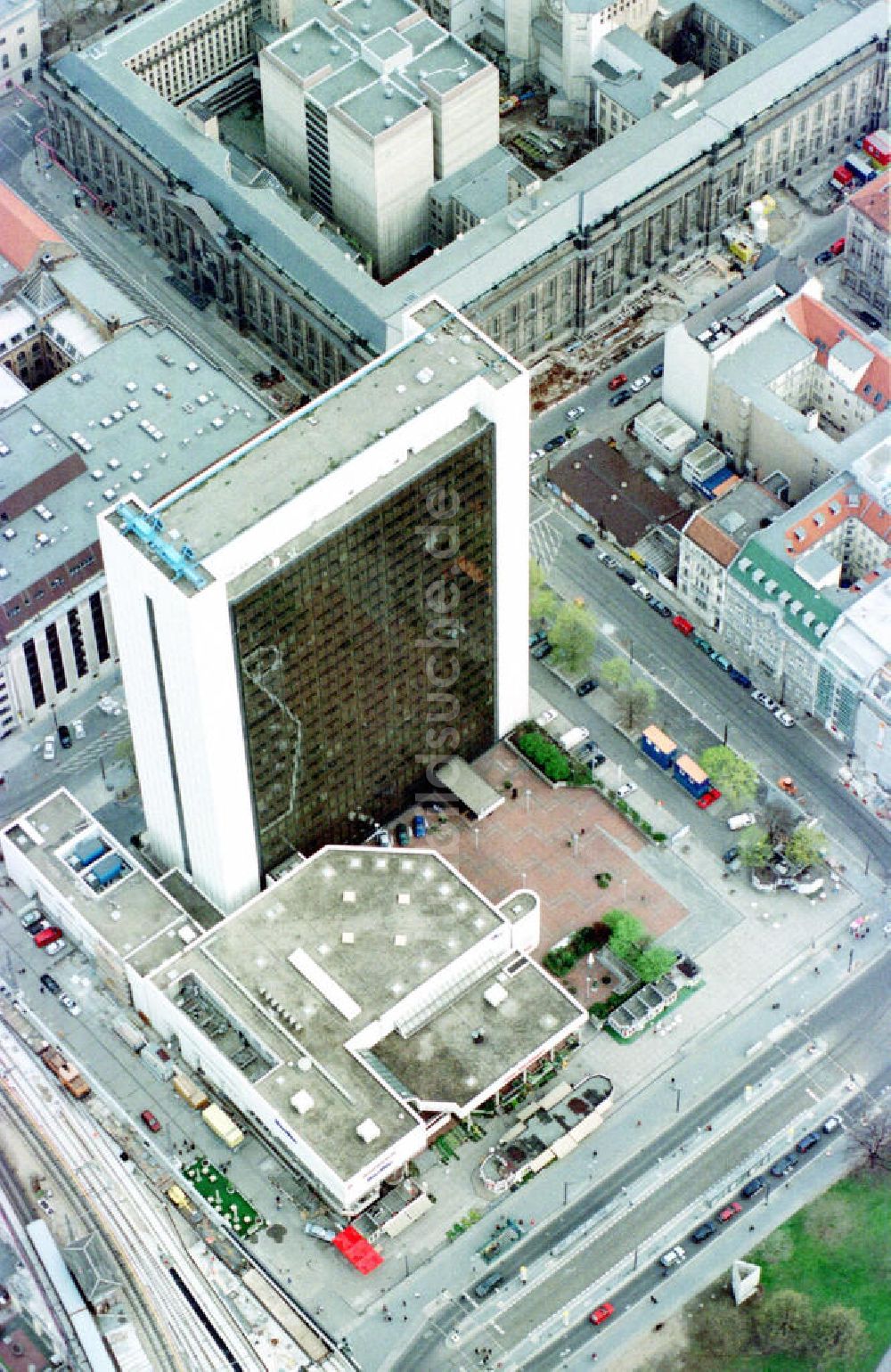 Berlin aus der Vogelperspektive: Bürohaus in der Friedrichstraße (ehem. IHZ)..