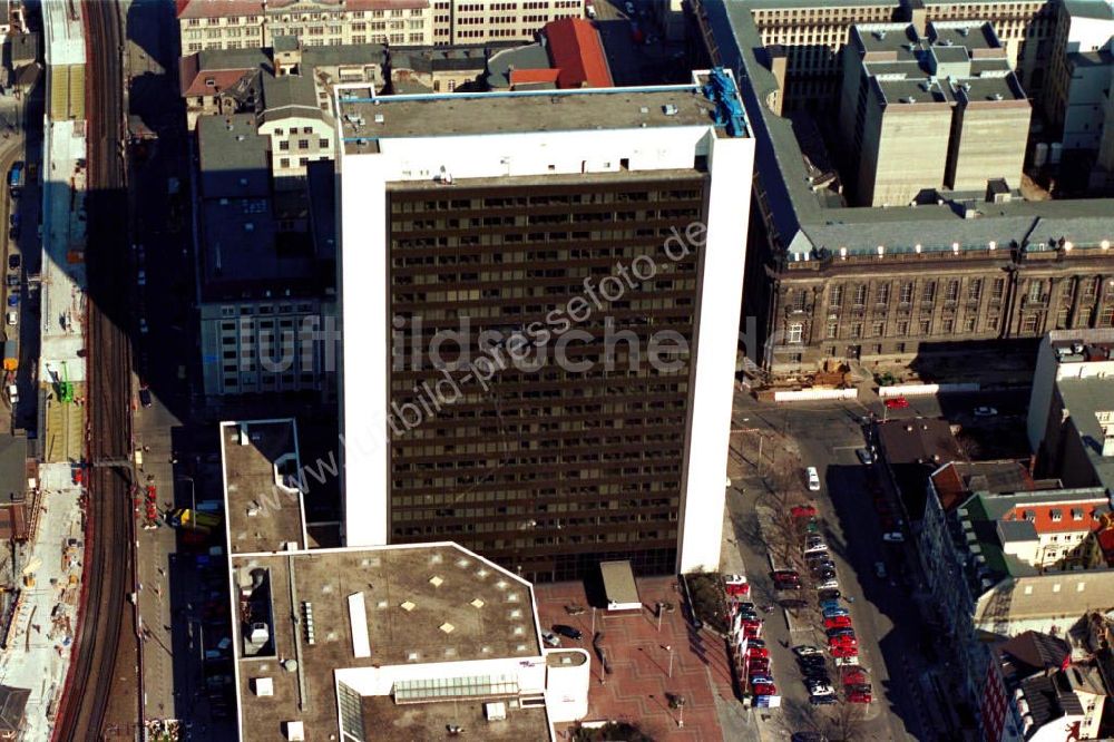 Luftbild Berlin - Bürohaus in der Friedrichstraße (ehem. IHZ). Datum: 1995