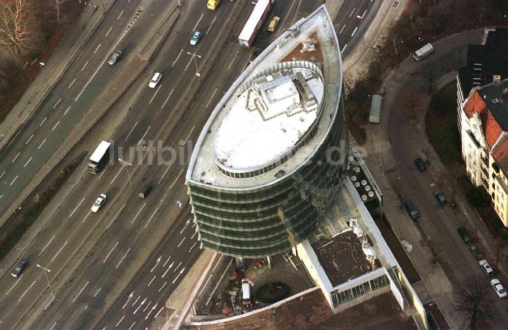 Berlin aus der Vogelperspektive: Bürohaus am Halensee am Autobahnzubringer im Bereich des Kurfürstendamm