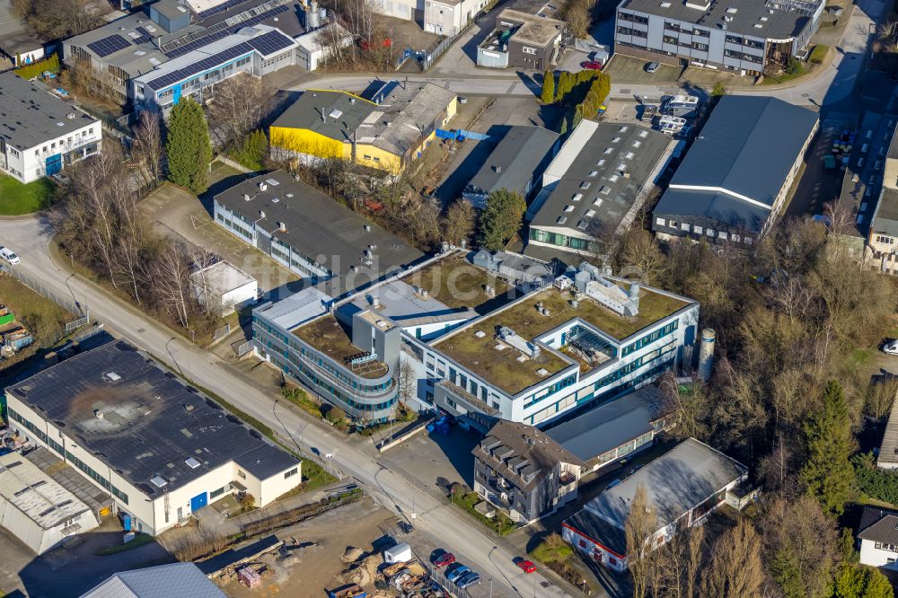 Heiligenhaus aus der Vogelperspektive: Bürohaus und Produktionsgebäude der Firma HELBAKO GmbH in Heiligenhaus im Bundesland Nordrhein-Westfalen, Deutschland