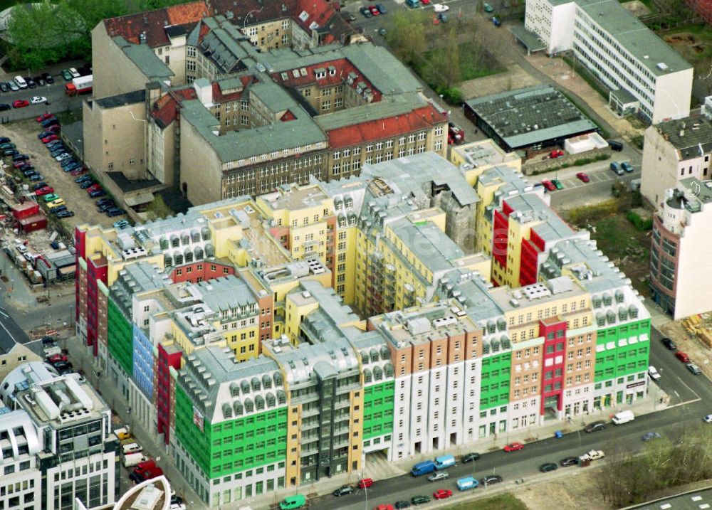 Luftbild Berlin - Mitte - Bürohausbau von Aldo Rossi in der Schützenstraße.