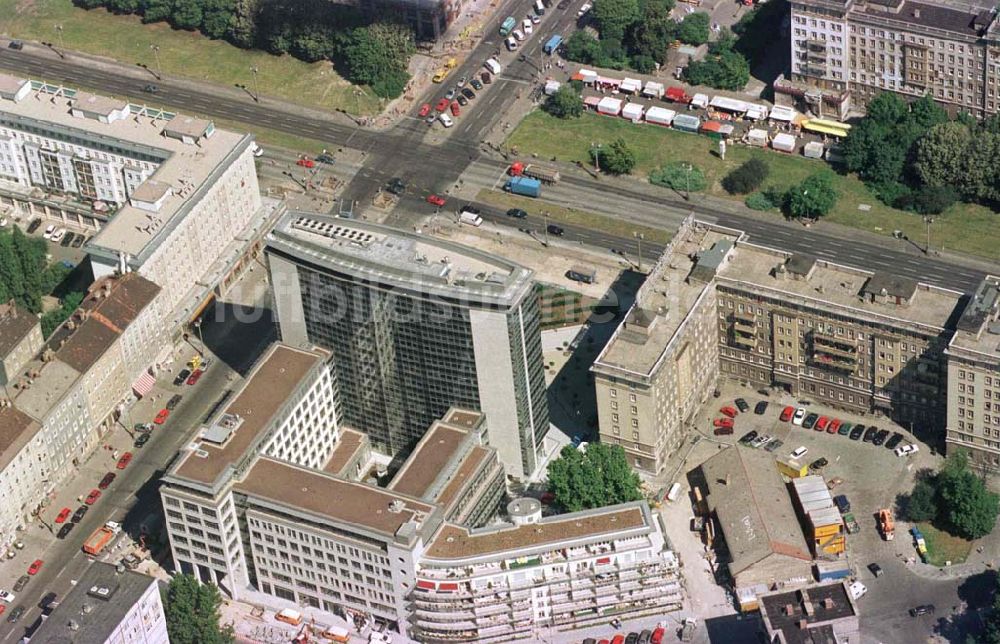 Luftaufnahme Berlin - Friedrichshain - Bürohausbau der ALLIANZ in der Karl-Marx-Allee.