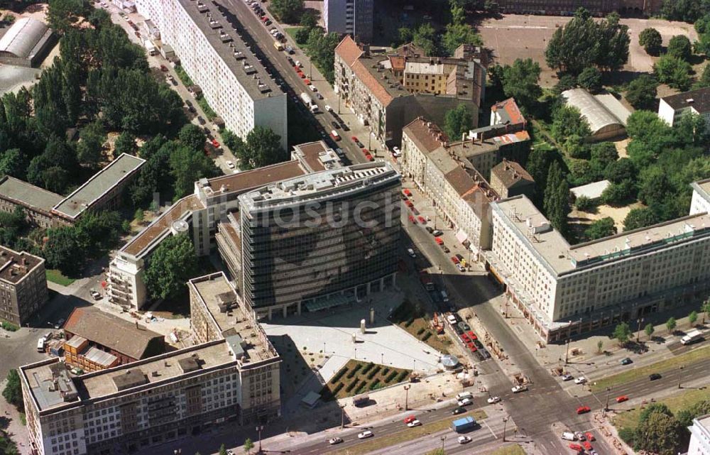 Berlin - Friedrichshain von oben - Bürohausbau der ALLIANZ in der Karl-Marx-Allee.