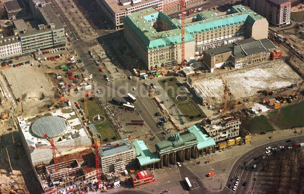 Berlin von oben - Bürohausbau am Brandenburger Tor