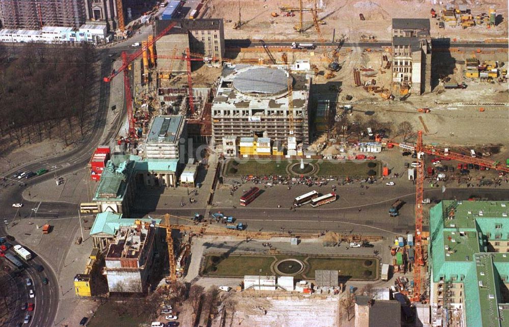 Berlin aus der Vogelperspektive: Bürohausbau am Brandenburger Tor