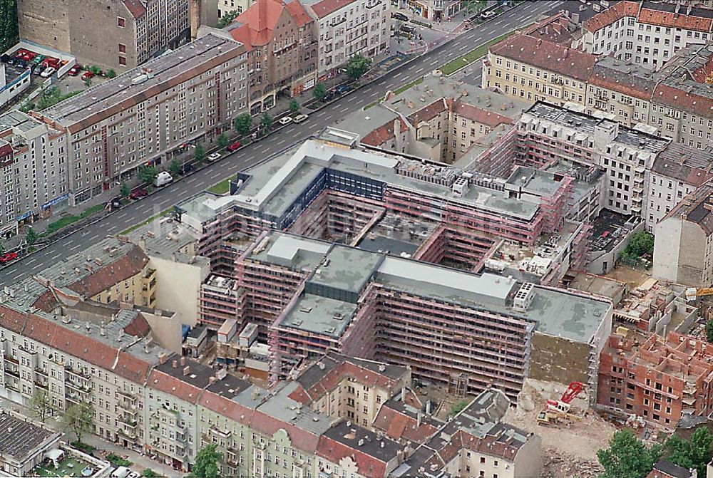 Berlin / Friedrichshain von oben - 23.06.95 Bürohausbau Frankfurter Allee