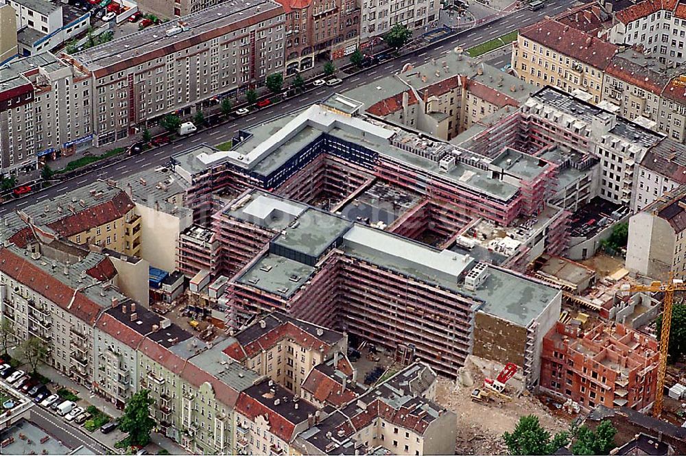 Berlin / Friedrichshain aus der Vogelperspektive: 23.06.95 Bürohausbau Frankfurter Allee