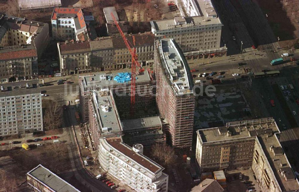 Luftaufnahme Berlin - Bürohausbau an der Karl-Marx-Allee