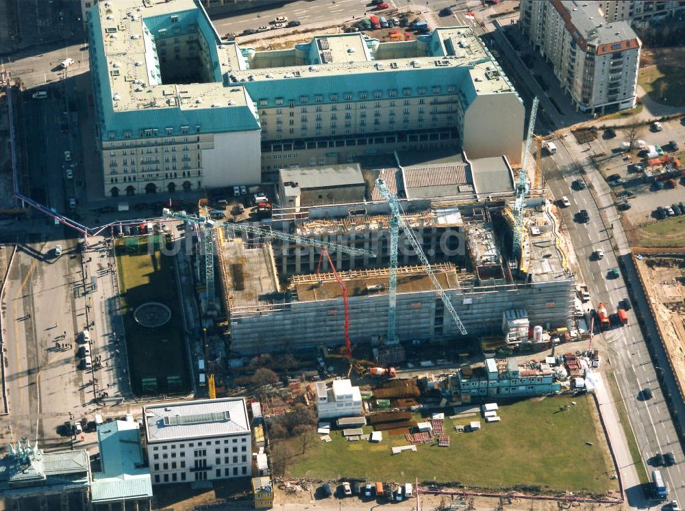 Berlin aus der Vogelperspektive: Bürohausbau am Pariser Platz neben dem Brandenburger Tor in Berlin-Mitte