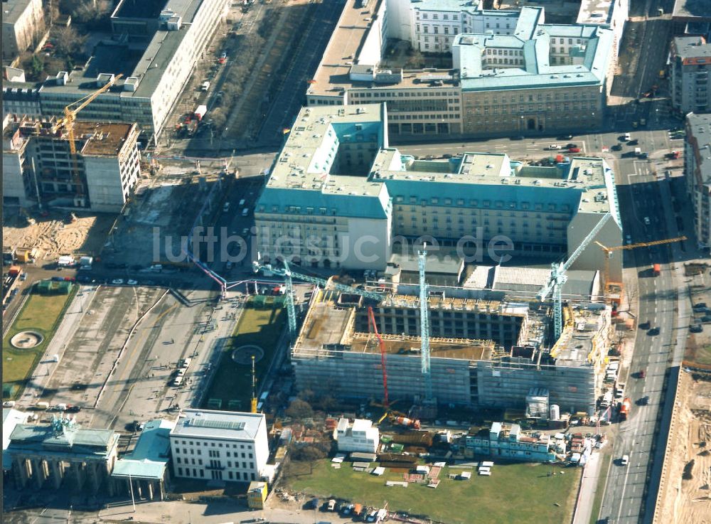 Berlin aus der Vogelperspektive: Bürohausbau am Pariser Platz neben dem Brandenburger Tor in Berlin-Mitte