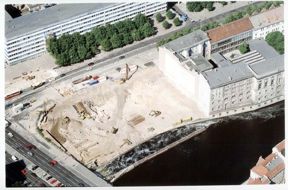 Luftaufnahme Berlin - Bürohausbau am Spreeufer im Bereich Spittelmarkt in Berlin-Mitte.