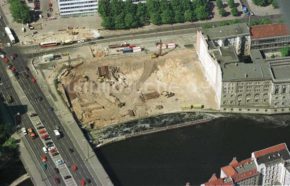 Berlin von oben - Bürohausbau am Spreeufer im Bereich Spittelmarkt in Berlin-Mitte.