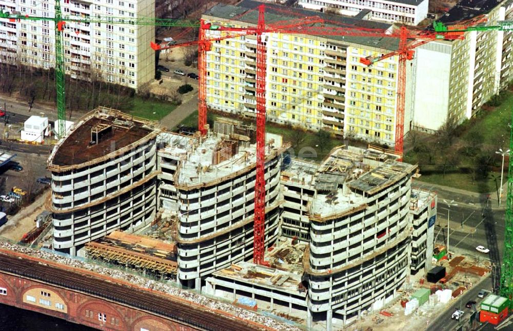 Berlin von oben - 26.03.1995 Bürohausneubau am S- Bahnhof Jannowitzbrücke in Berlin-Mitte