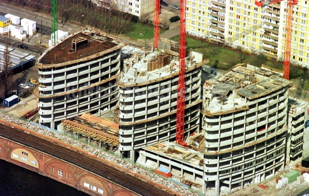 Berlin aus der Vogelperspektive: 26.03.1995 Bürohausneubau am S- Bahnhof Jannowitzbrücke in Berlin-Mitte