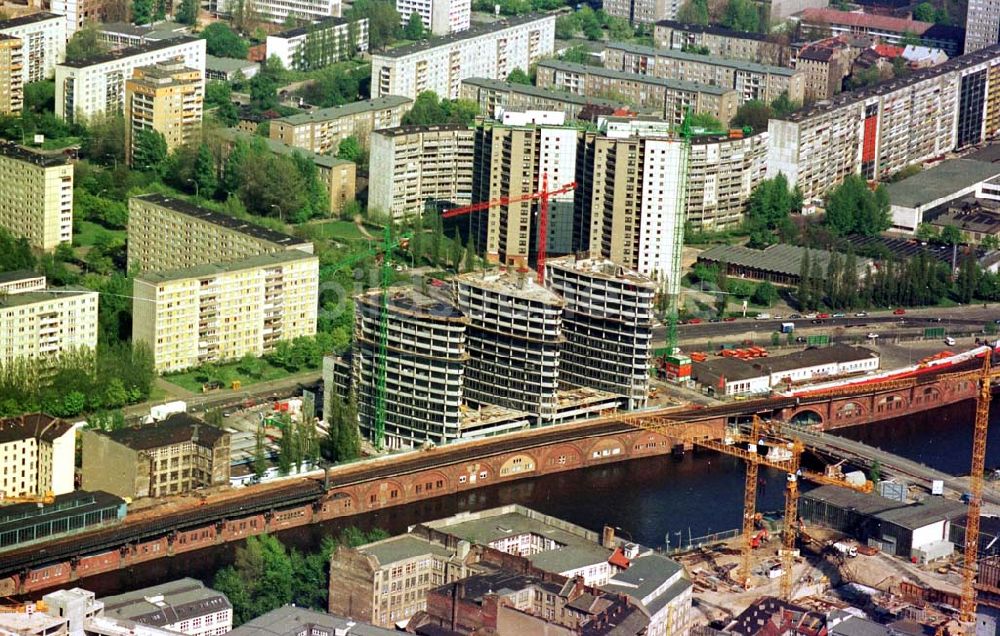 Luftbild Berlin - 26.03.1995 Bürohausneubau am S- Bahnhof Jannowitzbrücke in Berlin-Mitte