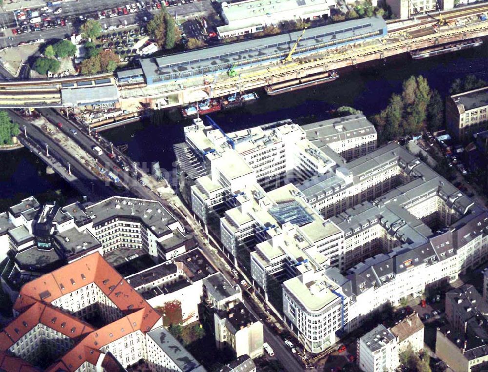 Berlin aus der Vogelperspektive: Bürohausneubau Jannowitzcenter am S-Bahnhof Jannowitzbrücke