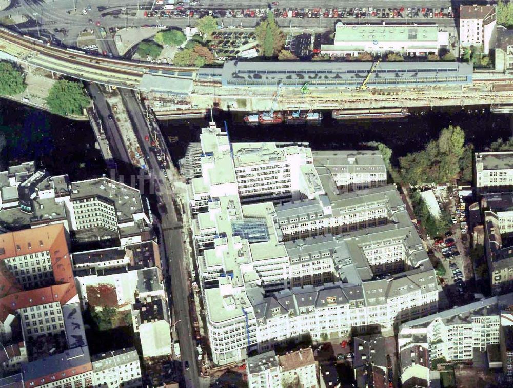 Luftaufnahme Berlin - Bürohausneubau Jannowitzcenter am S-Bahnhof Jannowitzbrücke