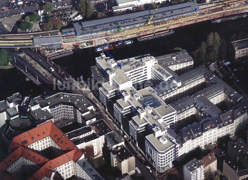 Berlin von oben - Bürohausneubau Jannowitzcenter am S-Bahnhof Jannowitzbrücke 14.10.1997