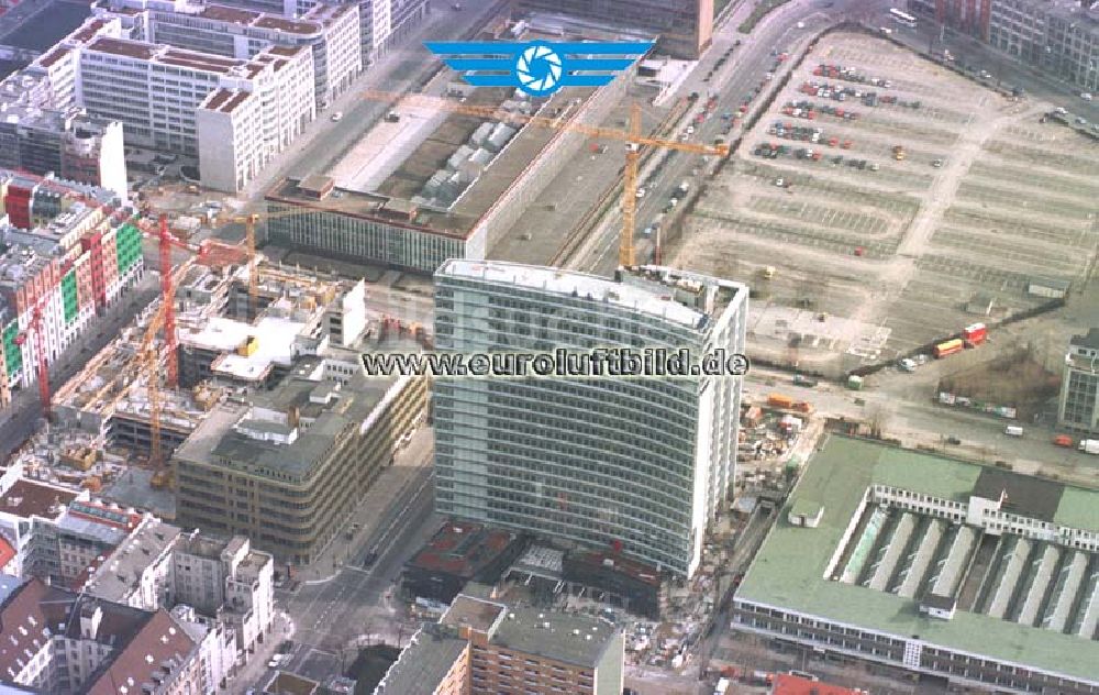 Berlin - Kreuzberg aus der Vogelperspektive: Bürohausneubau an der Kochstraße in Berlin - Kreuzberg.