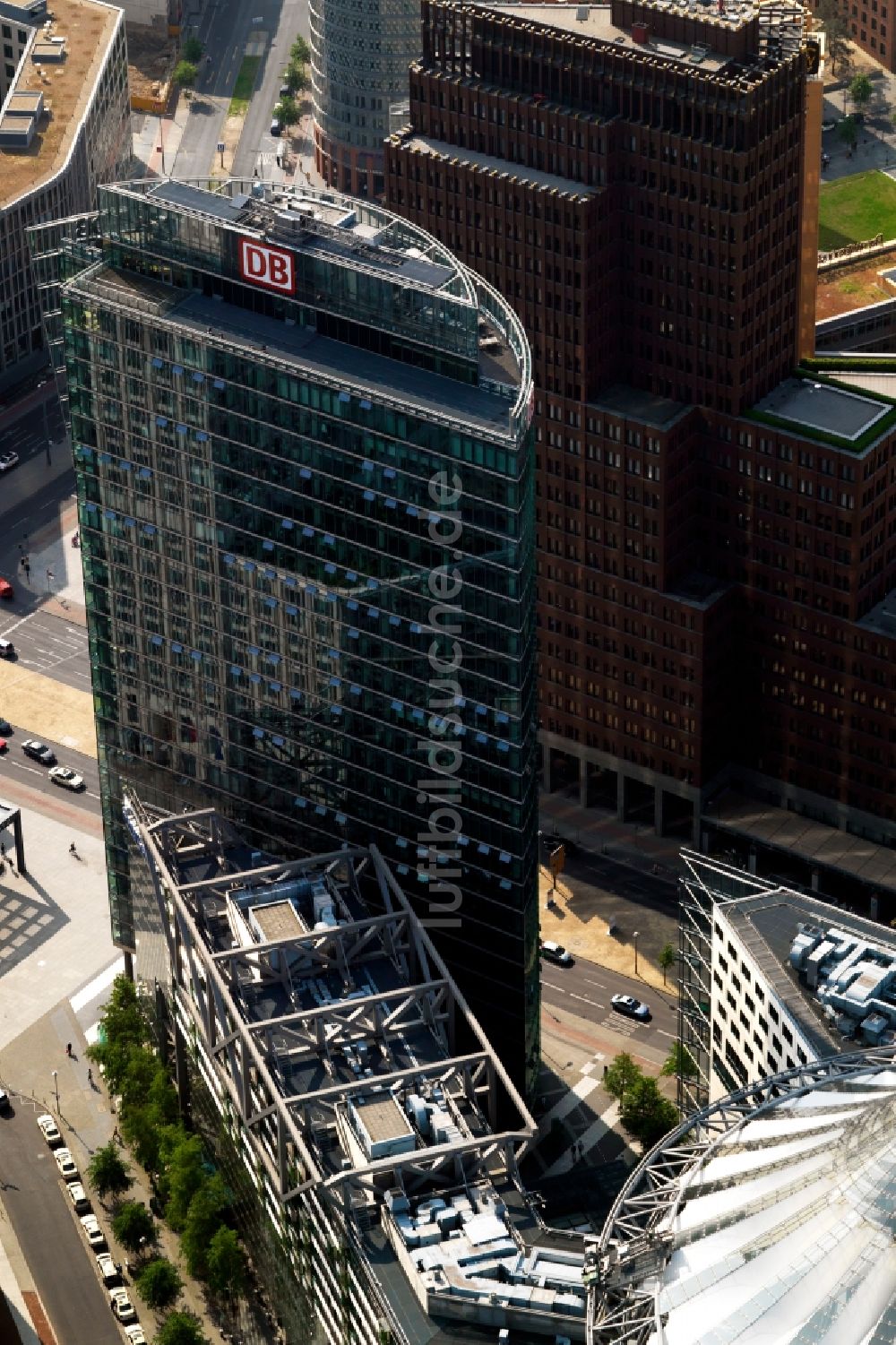 Luftaufnahme Berlin - Bürohochhaus Bahn Tower am Sony-Center am Potsdamer Platz im Ortsteil Tiergarten in Berlin