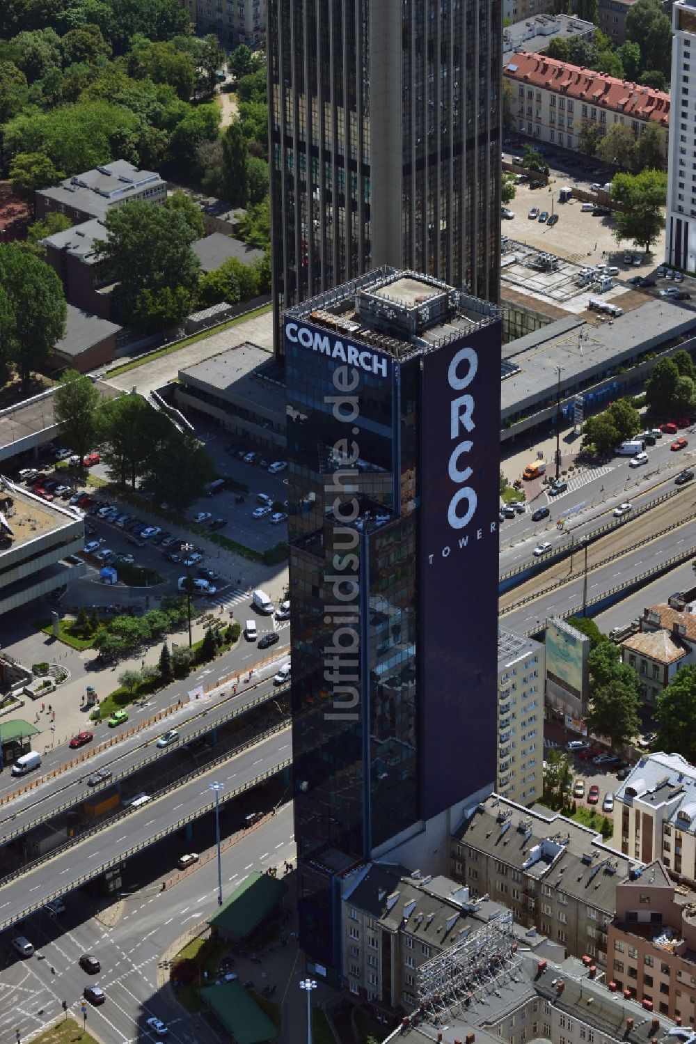 Luftaufnahme Warschau - Bürohochhaus ORCO Tower im Bezirk Ochota in der Innenstadt von Warschau in Polen